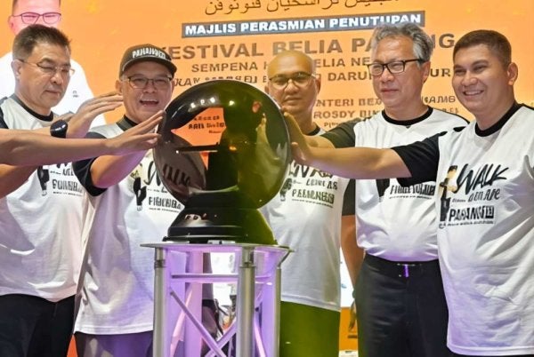 Wan Rosdy menyempurnakan Majlis Penutupan Festival Belia Pahang sempena Hari Belia Negara Peringkat Negeri Pahang 2026 dan Pelancaran Program Walk A Town With Me Pahang 1st di Kombes Negeri Pahang pada Ahad.
