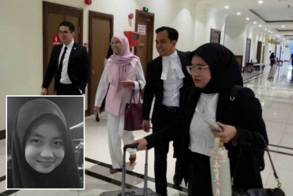 Dr Noor Aishah (dua dari kiri) hadir ke Mahkamah Koroner Kota Kinabalu bagi memberi keterangan dalam inkues kematian Zara Qairina Mahathir.(Gambar kecil).