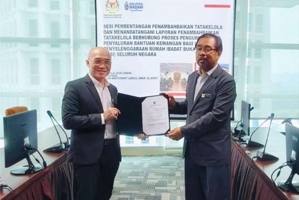 Awgkok Ahmad Taufik Putra (kiri) menerima dokumen Laporan Penambahbaikan Tatakelola daripada Zulkeflee Sulaiman di Putrajaya di sini pada Isnin. Foto: SPRM