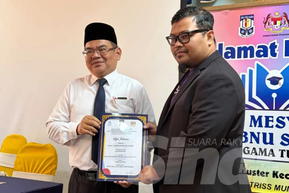 Wakil Karangkraf Mall, Muhamad Hafizul Mukmin (kanan) bersama Penolong Kanan Pentadbiran SMKA Tun Rahah, Abdul Malik Mohamed.