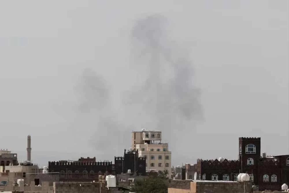 Asap tebal kelihatan selepas serangan udara menyasarkan Lapangan Terbang Antarabangsa Sanaa di Sanaa, Yemen pada Isnin. Foto: Reuters