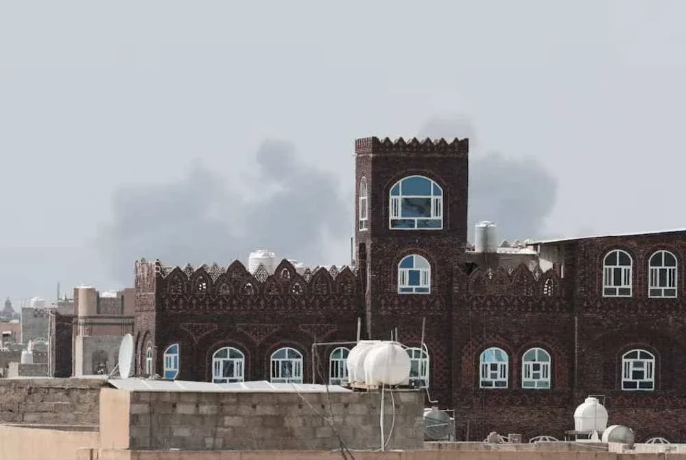 Asap tebal kelihatan selepas serangan udara menyasarkan Lapangan Terbang Antarabangsa Sanaa di Sanaa, Yemen pada Isnin. Foto: Reuters