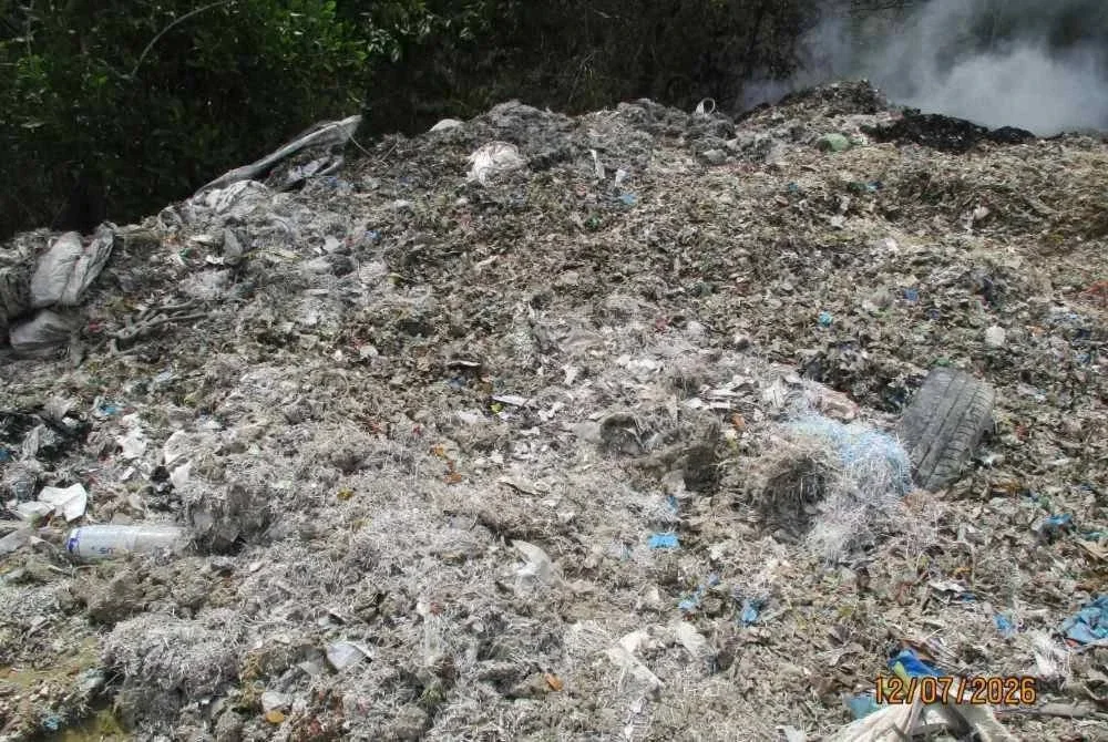 Sampel telah diambil untuk dihantar ke Jabatan Kimia bagi tujuan analisis. Foto JAS