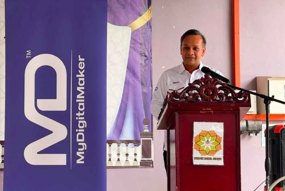 Anuar Fariz berucap pada Majlis Penyerahan Digital Maker Hub kepada pengurusan Pondok Darul Furqan pada Isnin.