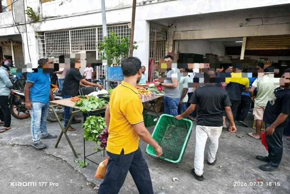 MBDK membuat serbuan di pasar awam membabitkan warga asing di Jalan Pelaburan, Klang Utama di sini dalam operasi bersepadu pada Isnin.