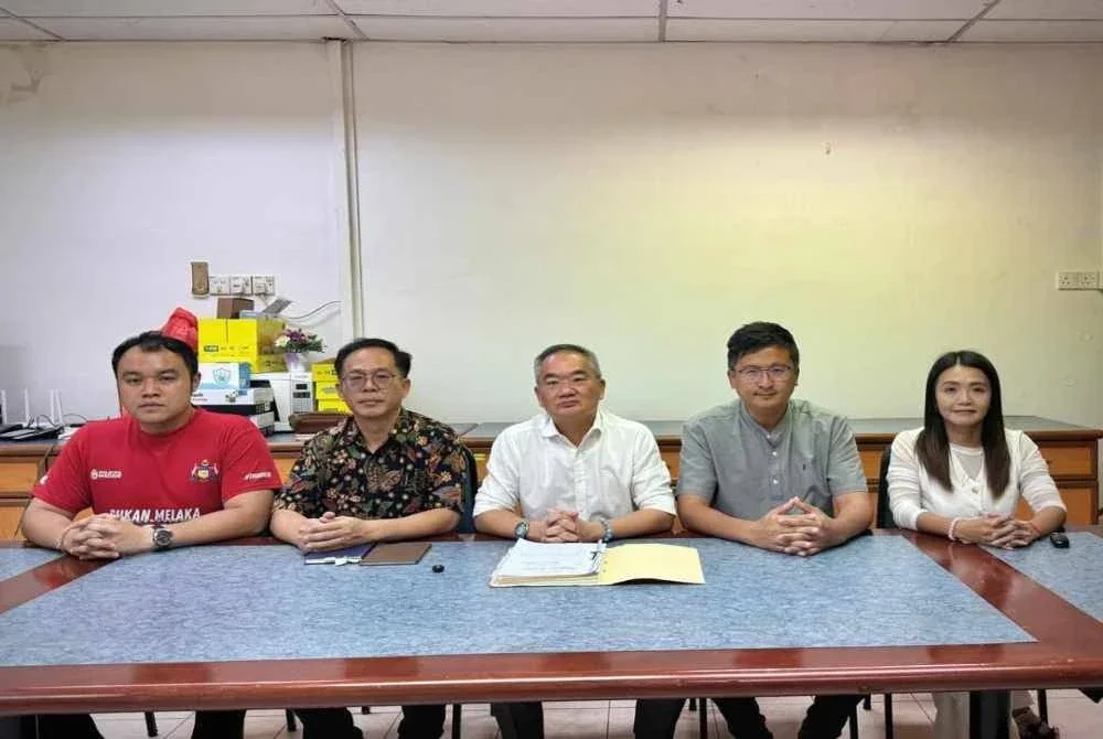 DAP Melaka diketuai Poay Tiong (tengah) sebelum ni mengambil pendirian membantah usul ADUN Lantikan.