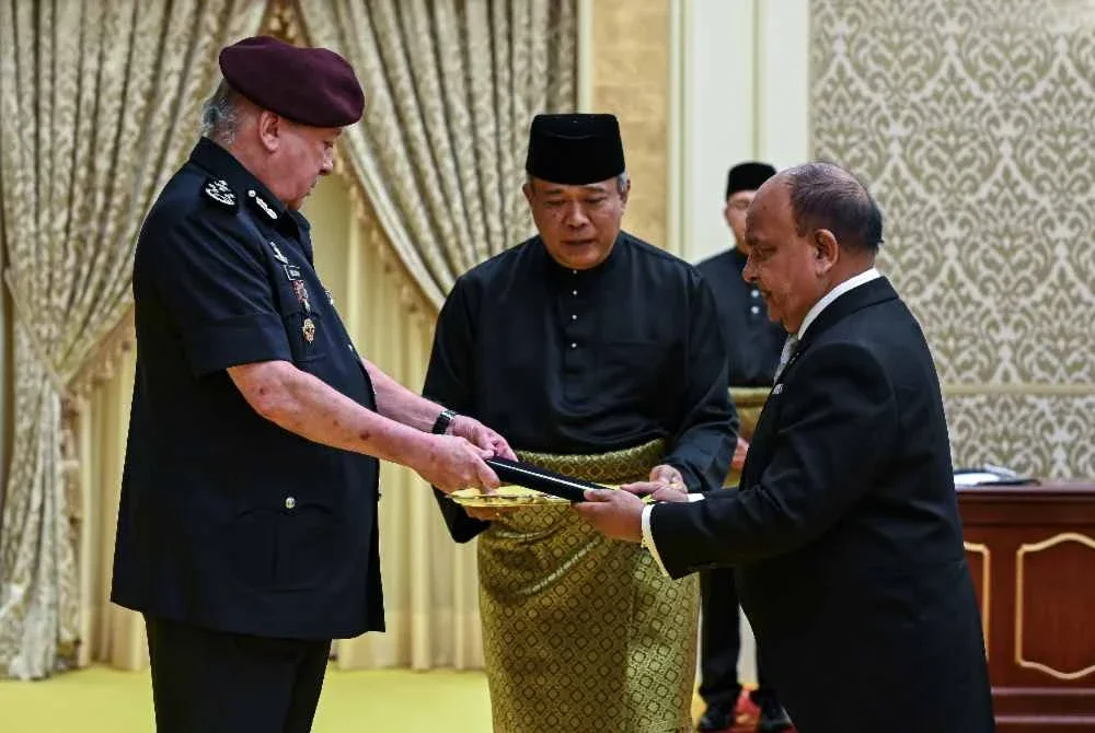 Sultan Ibrahim berkenan menerima watikah pelantikan daripada Pesuruhjaya Tinggi Mauritius ke Malaysia, Rabin Gungoo pada Istiadat Persembahan Watikah Pelantikan oleh bakal ketua-ketua perwakilan asing di Singgahsana Kecil, Istana Negara. Foto Bernama