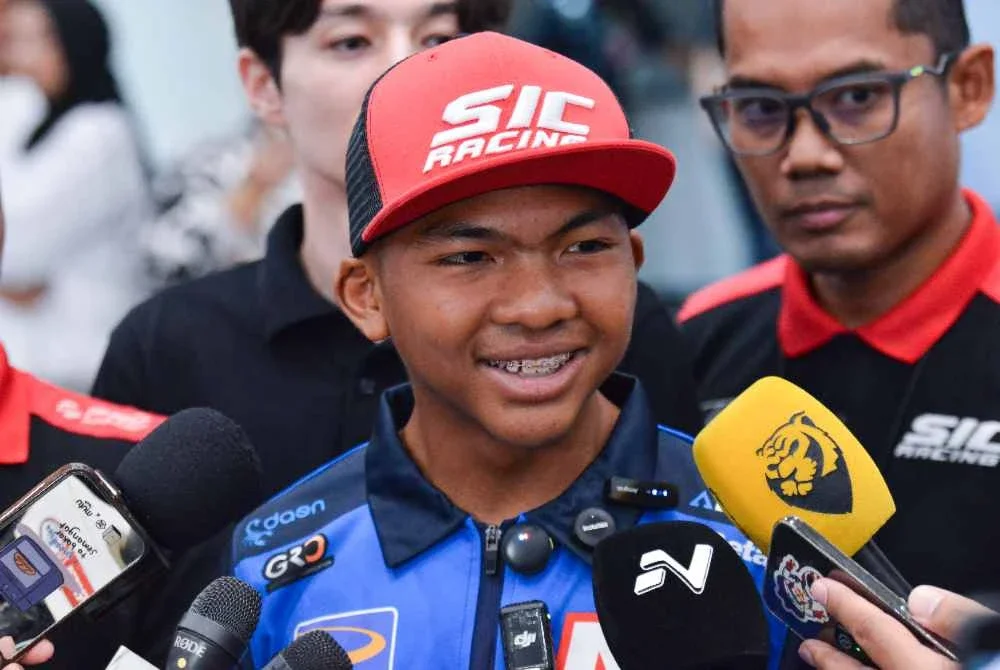 Hakim Danish ketika ditemui media selepas merangkul kejuaraan sulung Moto3 musim ini pada Grand Prix (GP) di Lapangan Terbang Antarabangsa Kuala Lumpur (KLIA) pada Selasa. Foto Bernama