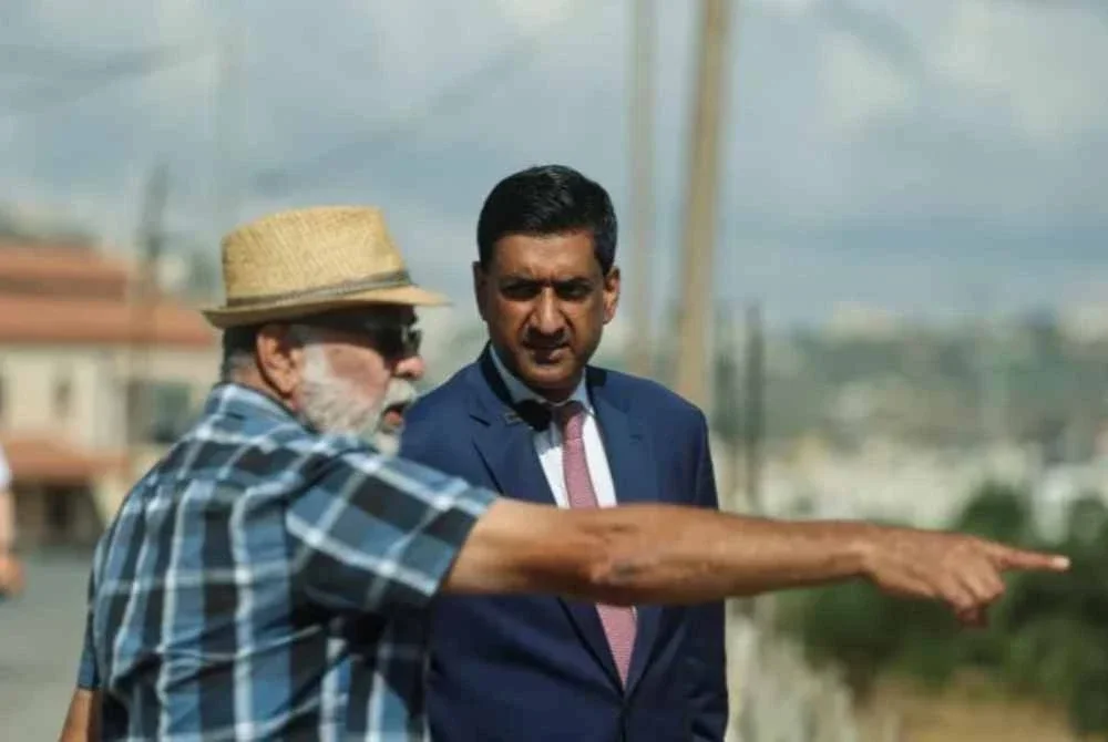 Khanna (kanan) bertemu penduduk Palestin ketika kunjungannya ke kawasan berhampiran Ramallah pada minggu lalu.