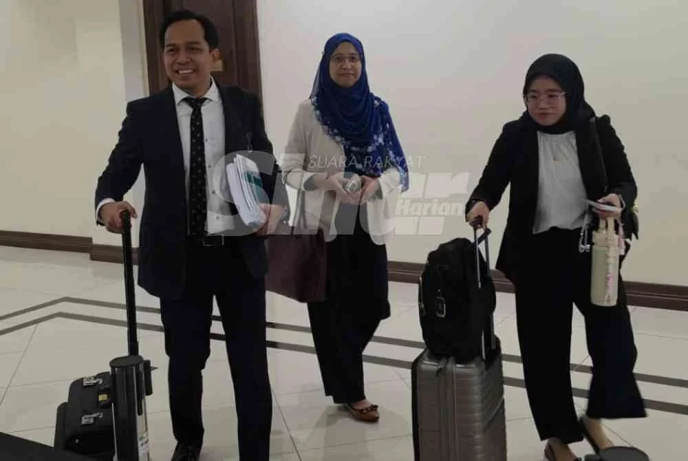 Dr Noor Aishah (tengah) ketika tiba di Mahkamah Koroner di Kota Kinabalu.