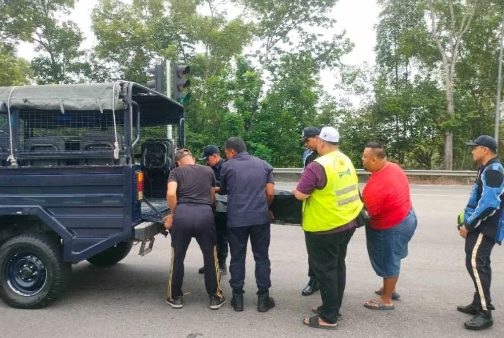 Mayat mangsa dihantar ke HSAH untuk bedah siasat.