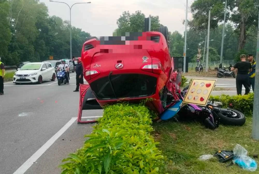Kemalangan membabitkan sebuah motosikal dan sebuah kereta.