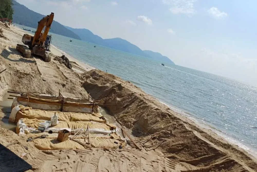 Kerja-kerja mitigasi hakisan pantai sedang dijalankan di Batu Ferringhi.