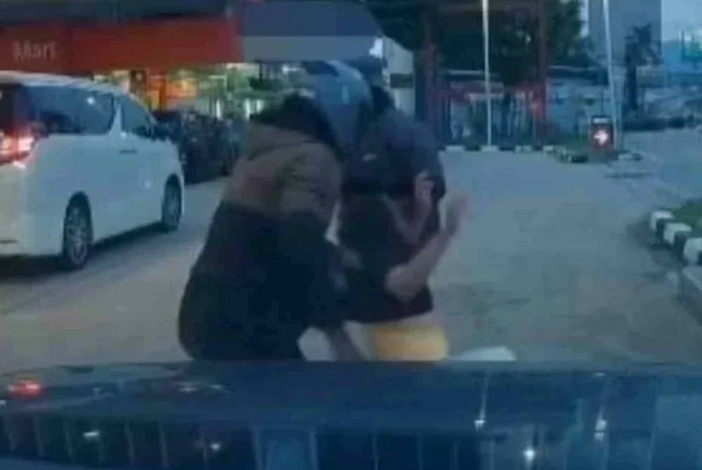 Tangkap layar video tular seorang YouTuber dan pengkritik sukan cedera dipukul individu tidak dikenali di Bandar Sri Damansara pada Sabtu lalu.