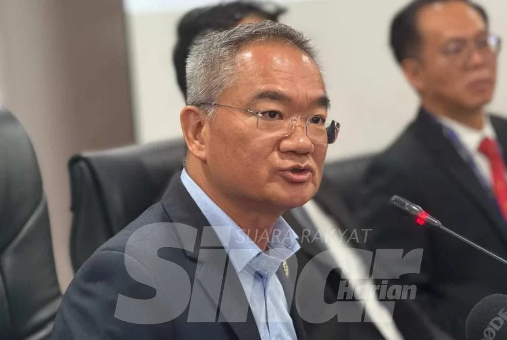 Poay Tiong ketika mengumumkan keputusan DAP keluar kerajaan negeri selepas usul pindaan Perlembagaan negeri berhubung ADUN Lantikan diluluskan pada Selasa.