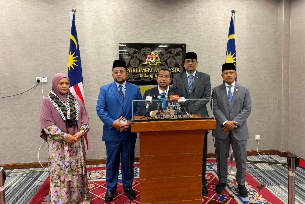 Ahmad Tarmizi (tengah) dan Mumtaz (kiri) ketika sidang media di bangunan Parlimen pada Selasa