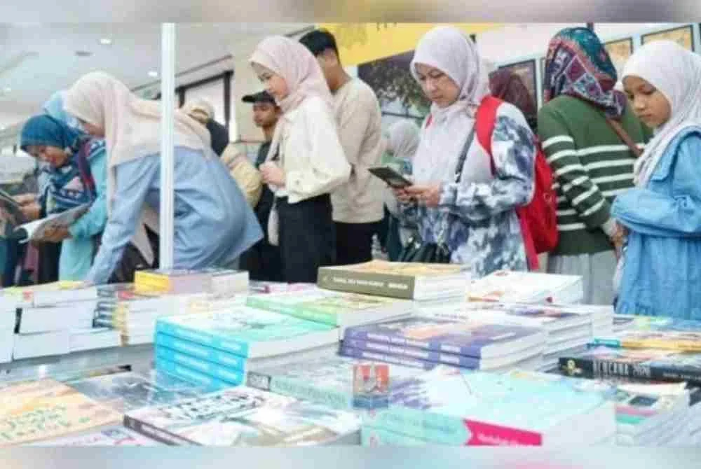 Pelajar IPT warganegara Malaysia boleh mula menebus Baucar Buku Madani bernilai RM100 mulai 11 pagi esok menerusi portal MySiswaPlace. Gambar hiasan