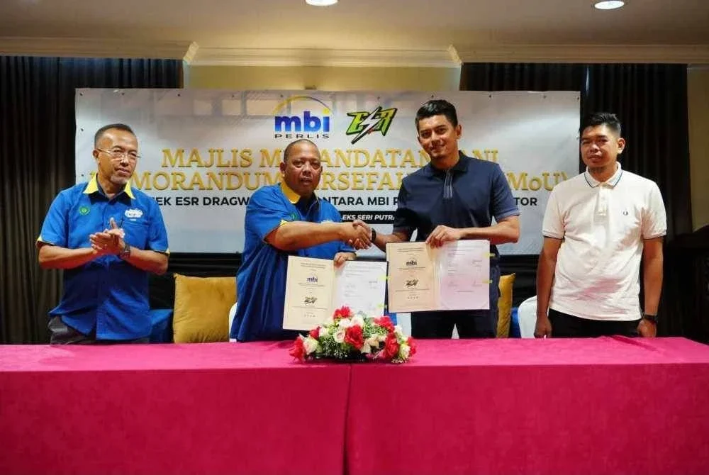 Abu Bakar (dua dari kiri) ketika majlis menandatangani MoU antara MBI Perlis dan ESR Motor di Kompleks Seri Putra, Kangar pada Selasa. - Foto: Pejabat MB Perlis 