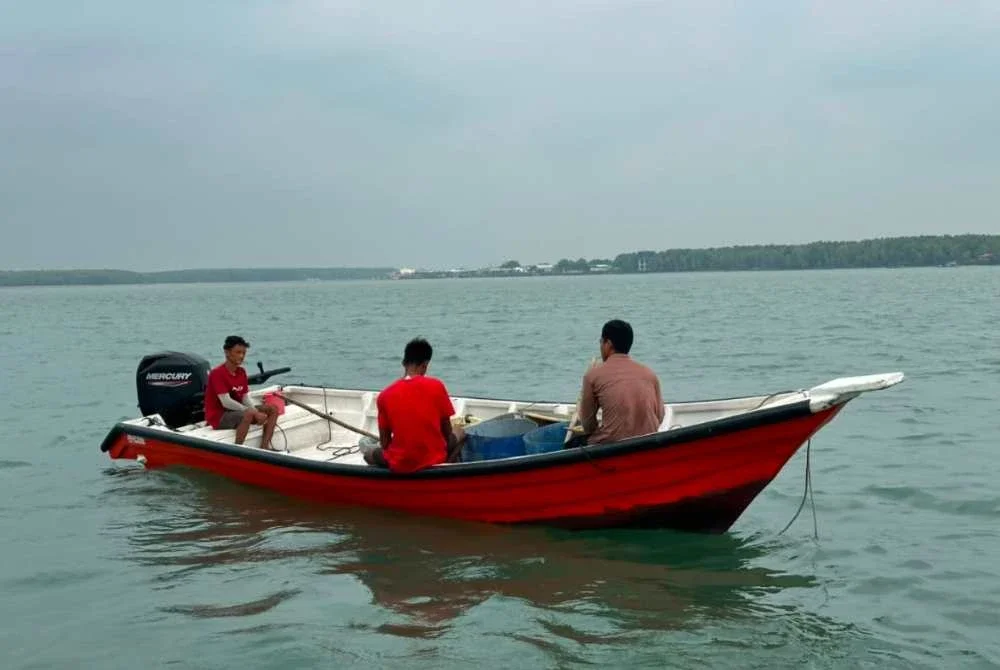 Bot berkenaan dipintas dan diperiksa selepas dikesan dalam keadaan mencurigakan.