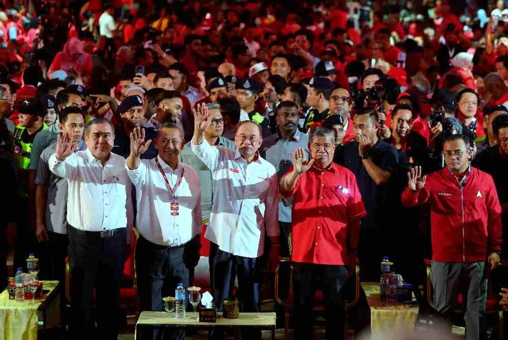 Perdana Menteri, Datuk Seri Anwar Ibrahim (tengah) merangkap Pengerusi Pakatan Harapan (PH) ketika hadir pada Majlis Pengumuman Calon PH sempena Pilihan Raya Negeri (PRN) Negeri Sembilan Ke-16 di Dataran Melang, Kuala Pilah malam ini. Foto: Bernama