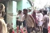 Seorang lelaki dilihat mengacukan sebilah pedang ke arah seorang tetamu. Foto NDTV