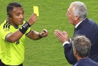 Ivan Barton (kiri) diberi tanggungjawab mengadili perlawanan separuh akhir Piala Dunia antara Perancis dan Sepanyol. Foto Agensi