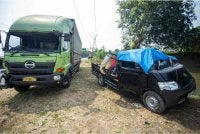 Keadaan dua kenderaan remuk selepas terlibat kemalangan. 