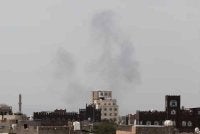 Asap tebal kelihatan selepas serangan udara menyasarkan Lapangan Terbang Antarabangsa Sanaa di Sanaa, Yemen pada Isnin. Foto: Reuters