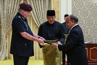 Sultan Ibrahim berkenan menerima watikah pelantikan daripada Pesuruhjaya Tinggi Mauritius ke Malaysia, Rabin Gungoo pada Istiadat Persembahan Watikah Pelantikan oleh bakal ketua-ketua perwakilan asing di Singgahsana Kecil, Istana Negara. Foto Bernama