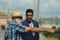 Khanna (kanan) bertemu penduduk Palestin ketika kunjungannya ke kawasan berhampiran Ramallah pada minggu lalu.