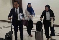 Dr Noor Aishah (tengah) ketika tiba di Mahkamah Koroner di Kota Kinabalu.