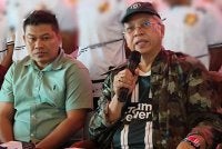 Annuar (kanan) ketika sidang media selepas merasmikan Majlis Memperkenalkan Pemain Kelantan City FC di Dewan Rimba Bukit Marak di sini.