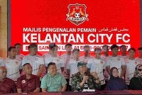 Annuar (tiga dari kanan) pada Majlis Memperkenalkan Pemain Kelantan City FC di Dewan Rimba Bukit Marak, Kota Bharu pada Selasa. 