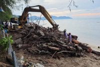 Projek mitigasi hakisan bertujuan mengurangkan impak ombak terhadap garis pantai. 