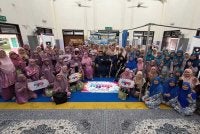 Tetamu dan penggerak Rumah Ngaji PPR Flat Batin Perdana merakam gambar sempena program Singgah Ukhuwwah & Quran Hour di Surau Taman Batin Perdana, di Kuala Nerus pada Sabtu.