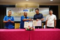 Abu Bakar (dua dari kiri) ketika majlis menandatangani MoU antara MBI Perlis dan ESR Motor di Kompleks Seri Putra, Kangar pada Selasa. - Foto: Pejabat MB Perlis 