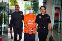 Suspek dibawa ke mahkamah untuk permohonan reman pada Selasa.
