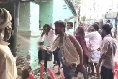 Seorang lelaki dilihat mengacukan sebilah pedang ke arah seorang tetamu. Foto NDTV