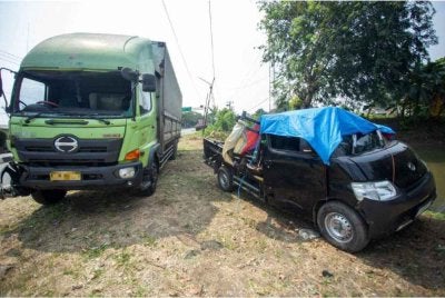 Keadaan dua kenderaan remuk selepas terlibat kemalangan. 
