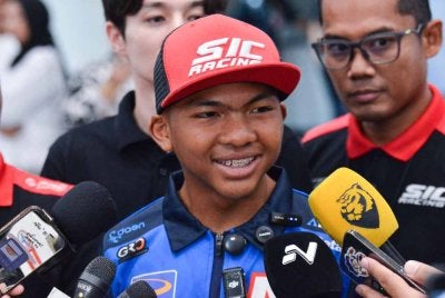 Hakim Danish ketika ditemui media selepas merangkul kejuaraan sulung Moto3 musim ini pada Grand Prix (GP) di Lapangan Terbang Antarabangsa Kuala Lumpur (KLIA) pada Selasa. Foto Bernama 