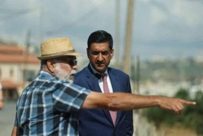 Khanna (kanan) bertemu penduduk Palestin ketika kunjungannya ke kawasan berhampiran Ramallah pada minggu lalu.