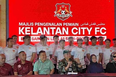 Annuar (tiga dari kanan) pada Majlis Memperkenalkan Pemain Kelantan City FC di Dewan Rimba Bukit Marak, Kota Bharu pada Selasa. 
