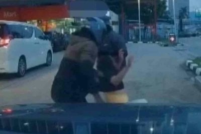 Tangkap layar video tular seorang YouTuber dan pengkritik sukan cedera dipukul individu tidak dikenali di Bandar Sri Damansara pada Sabtu lalu.