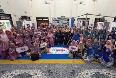 Tetamu dan penggerak Rumah Ngaji PPR Flat Batin Perdana merakam gambar sempena program Singgah Ukhuwwah & Quran Hour di Surau Taman Batin Perdana, di Kuala Nerus pada Sabtu.