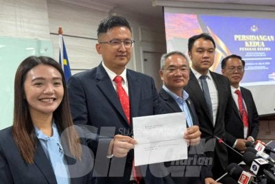 Poay Tiong (tengah) bersama ADUN DAP mengumumkan keputusan DAP keluar kerajaan negeri selepas usul pindaan Perlembagaan negeri berhubung ADUN Lantikan diluluskan pada Selasa.