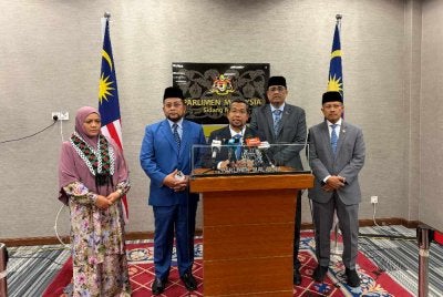 Ahmad Tarmizi (tengah) dan Mumtaz (kiri) ketika sidang media di bangunan Parlimen pada Selasa