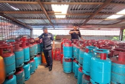 Antara tong gas LPG yang disita KPDN Perak dalam serbuan di sebuah kedai runcit di Batu Kurau, Taiping pada Isnin.
