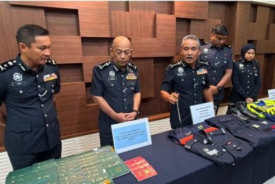 Adzli (tengah) ketika sidang media di Ibu Pejabat Polis Kontinjen Kedah pada Selasa.