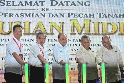 Anwar (tengah) menyempurnakan gimik perasmian pada Majlis Perasmian dan Pecah Tanah Pelabuhan Midport di Port Dickson hari ini. Foto: Bernama 