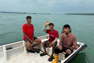 Kesemua lelaki warga asing itu ditahan selepas didapati menangkap ikan secara tidak sah.